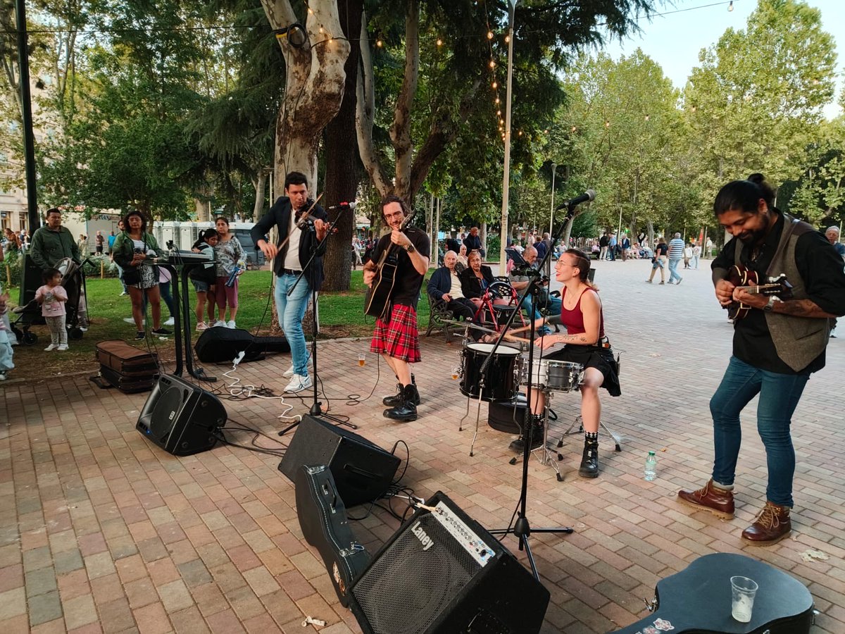 🌙🔬 NOCHE EUROPEA DE LOS INVESTIGADORES 🧵

🪐 18:00h Apertura del planetario
📚 18:00h Taller de animación a la lectura en el estand de Leeureka! con Raúl Vacas
🎭 20:00h Espectáculo “El Guardián de las Leyes de Newton” con el Nocturnario
🎸 21:00h Concierto The Paddy’s Project