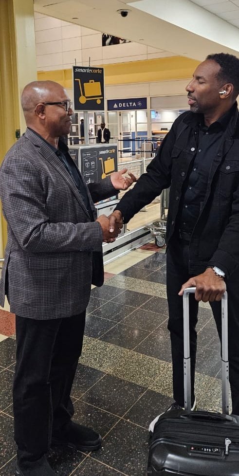 Ibrahimumaribb's tweet image. H.E PO in the USA 🇺🇸✈️ Yesterday, he flew with Atlanta’s Mayor—worth $10M, managing a $3B budget. No sirens. No aides with bags. No queue-jumping. Just simplicity &amp;amp; service. Yet in Nigeria, LGA chairmen with 1% of that budget behave like emperors.