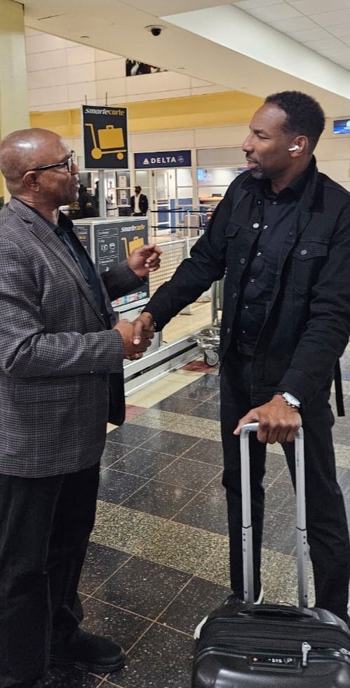 Ibrahimumaribb's tweet image. H.E PO in the USA 🇺🇸✈️ Yesterday, he flew with Atlanta’s Mayor—worth $10M, managing a $3B budget. No sirens. No aides with bags. No queue-jumping. Just simplicity &amp;amp; service. Yet in Nigeria, LGA chairmen with 1% of that budget behave like emperors.