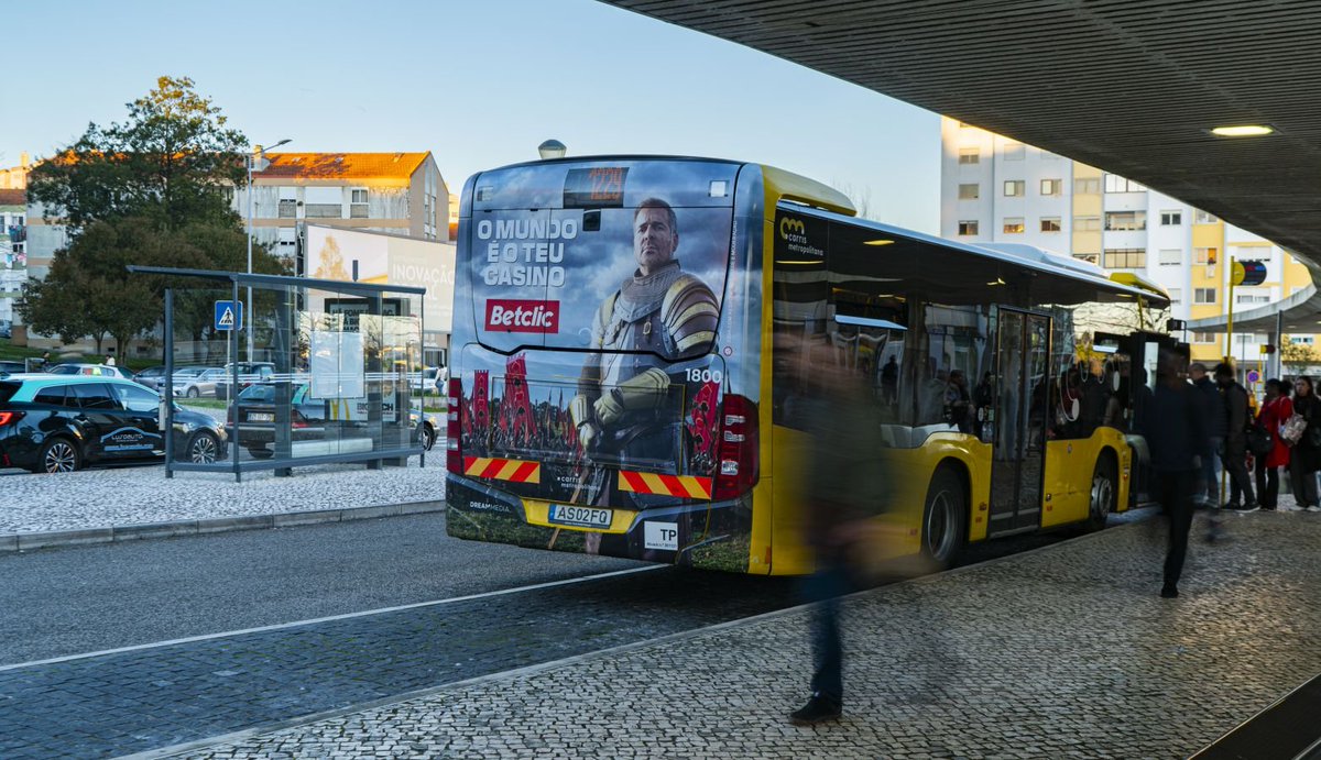 szamagaio's tweet photo. Isto é o oposto de liberdade: é a IMPOSIÇÃO do vício do jogo em carruagens do metro, em anúncios da TV, em camisolas do futebol, nos estádios, nas redes sociais. As nossas sanguessugas de capachinho adoram lucrar com a degeneração social e depois moralizar sobre "liberdade". https://t.co/fYLZtCtYRY