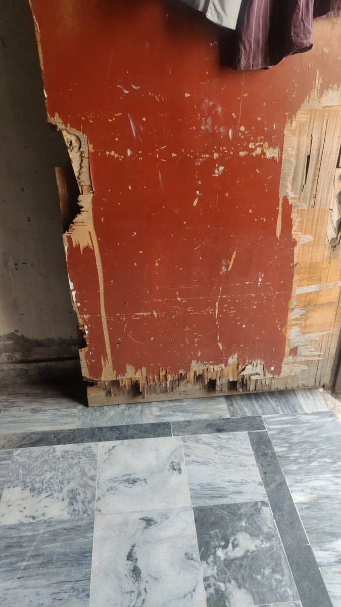 1/2
یہ ایک گھر ہے
یہ میرا گھر ہے
میرا گھر مجھے بہت پسند ہے 
یہ مضمون بچپن میں ہم سب نے ہی 
پڑھا ہے اور ہاں یہ میرا گھر ہے ۔۔۔۔۔
مجھے اکثر لوگ انباکس میں، کمنٹس میں برا بھلا بولتے رہتے ہیں کسی پر تنقید کر دوں تب بھی، کسی کے اچھے کام کو سراہ لوں تب بھی یہی کہتے ہیں کہ جالب صاحب کو