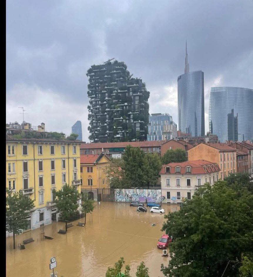 Non era un allagamento! Stavano a dà l’acqua al bosco verticale!
#Milano