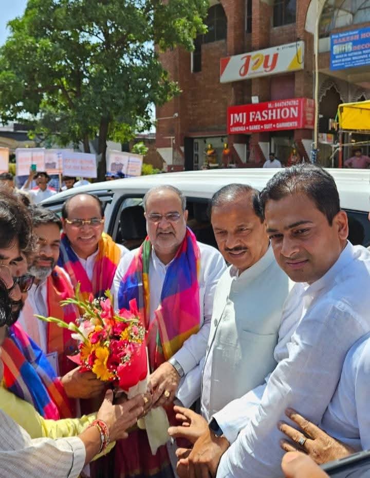 Satendraupbjp's tweet image. जनपद गौतमबुद्धनगर के रामपुर मार्केट सेक्टर बीटा-1 ग्रेटर नोएडा में #GSTBachatUtsav के अंतर्गत व्यापारियों व दुकानदारों से माननीय प्रदेश अध्यक्ष श्री @Bhupendraupbjp जी के साथ मुलाक़ात कर #NextGenGSTReforms पर चर्चा की एवं उन्हें शुभकामनाएं दी।