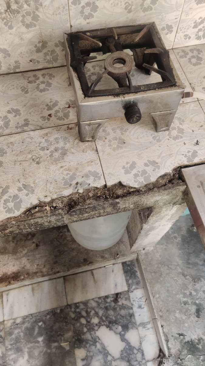 2/2میں صرف اپنے گھر کی روٹی کی کما رہی ہوں گاڑی قسطوں پر ہے جس کی قسطیں خود کما کر دیتی ہوں بہت سے مسائل۔ہیں جس کے متعلق میں نے آج تک لب کشائی نہیں کی کہ بس اللہ کا احسان ہے شکر ہے۔ 
اندرونِ خانہ اپنے دوست احباب سے تذکرہ ایک آدھ بار ضرور کیا لیکن کسی کے کان پر جوں نہیں رینگی سو