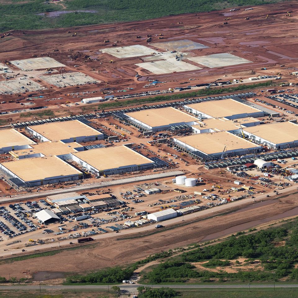 stevehou0's tweet image. The physical scale of the OpenAI-Oracle-SoftBank Stargate is simply mind blowing. I looked up how they are being powered. The data centers in Texas, including the operational Abilene site and the new Shackelford and Milam County projects, require an estimated over 3 GW combined…