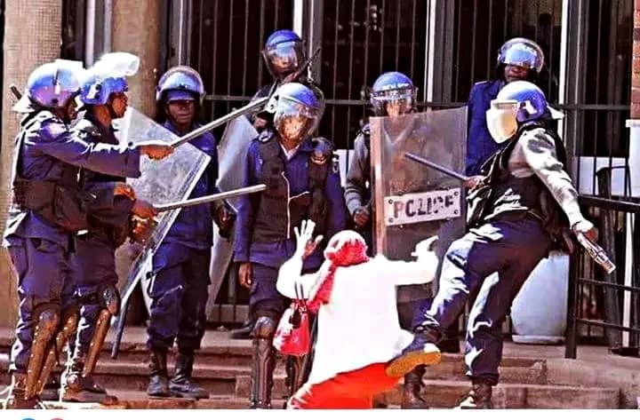 tanakaM68's tweet photo. 💔💔🥺🥺🥺🇿🇼🇿🇼🇿🇼🇿🇼
@ZANUPF_Official you've done us enough damage, this pain of human butchery must come to an end once and for all🥺🙌🙌
@ZRP_Zim instead of fighting GBV you're now the perpetrators 🥺💔
#NoToPoliceBrutality
@WalpeAcademy
@advocatemahere
@namataik_ https://t.co/xEJ5xnrLls