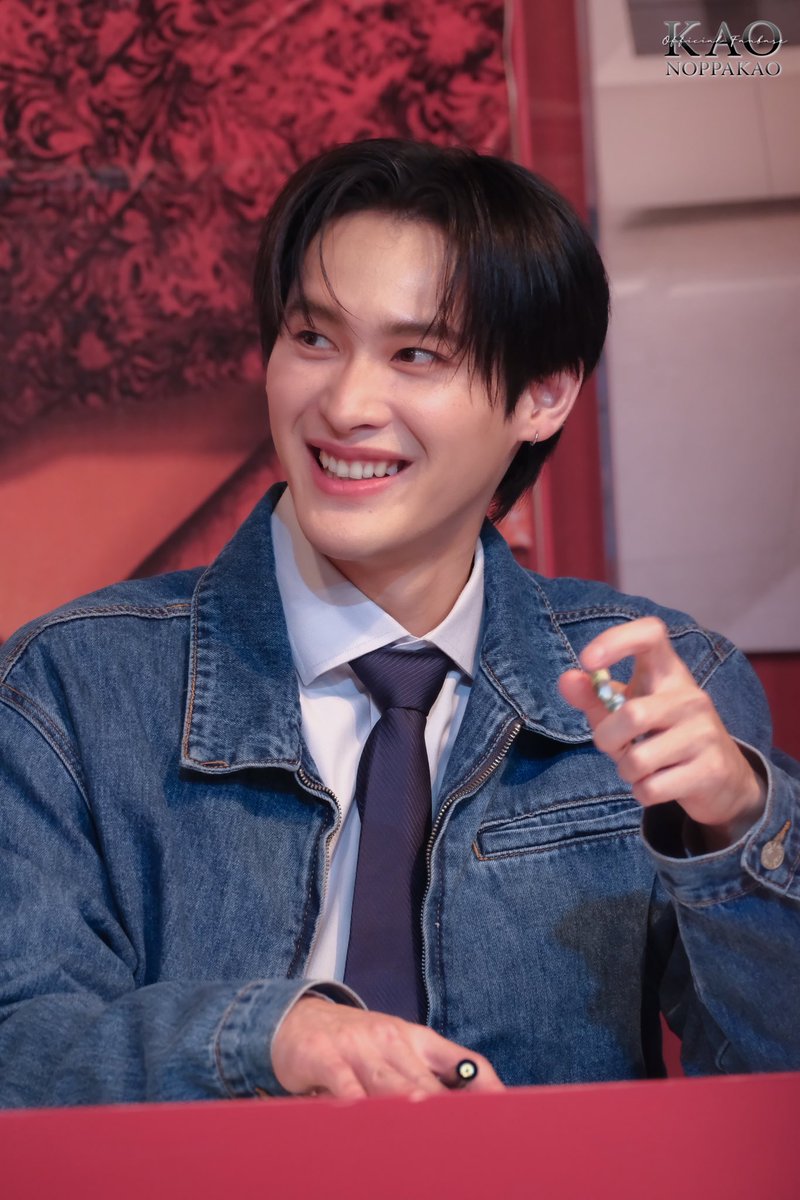 รอยยิ้มวันนี้ 😁🖤

KAOPP 1ST PHOTOBOOK

#KAOPPFansignLoveNoLimit
#number_9th <a href="/numberx9th/">NUMBERx9TH</a>