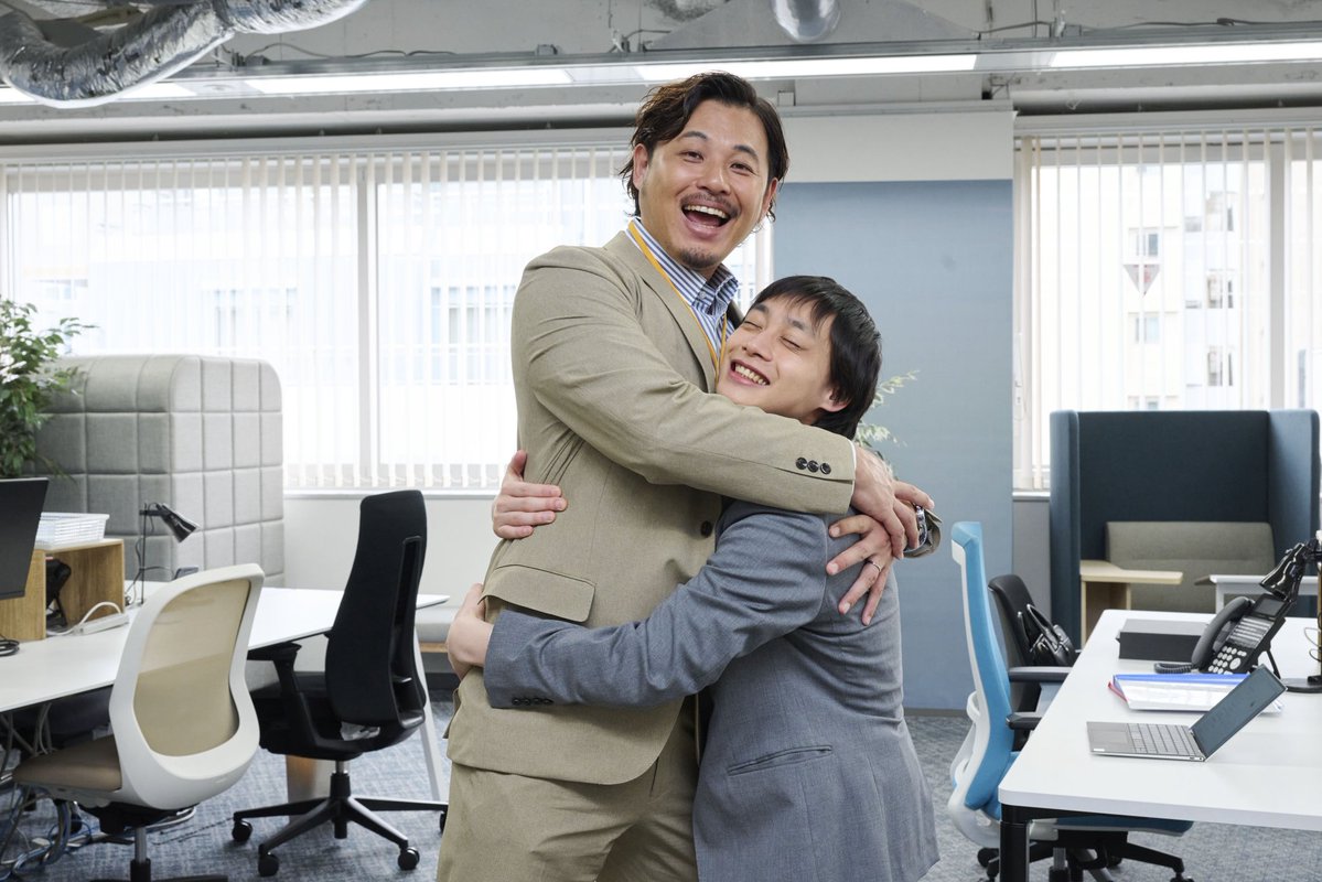 40_10things_tx's tweet image. #ドラマ40までに
オフショット大公開🫧

黒木(#平子祐希)との現場が最後の日、
グリーティング形式で記念撮影を行いました📸

雀との同期ショットは、また後日アップします❗️

最終話と特別番組は、TVerで見逃し配信中🎄
🔗tver.jp/episodes/ep9nq…

#庄司浩平 #平井亜門
#高山璃子 #ワタナベケイスケ