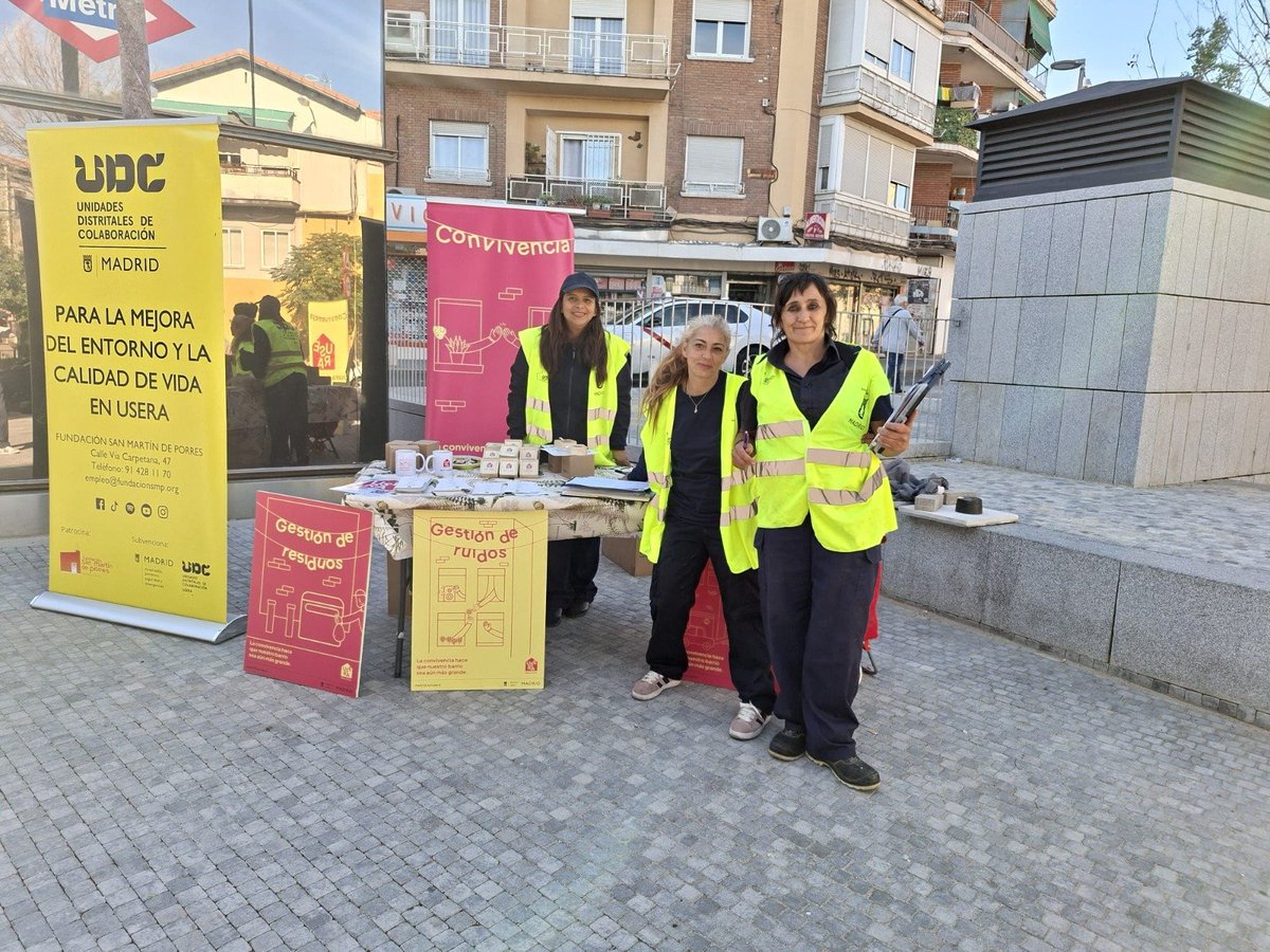 AVVBarrioMosca's tweet image. El equipo de UCD estará informando a lo largo de la mañana sobre la gestión de residuos, ruidos y convivencia en el Mercado de #Usera. ¡Y darán regalitos a quien se acerque! 
Campaña de convivencia de @jmd_usera #useratucasa