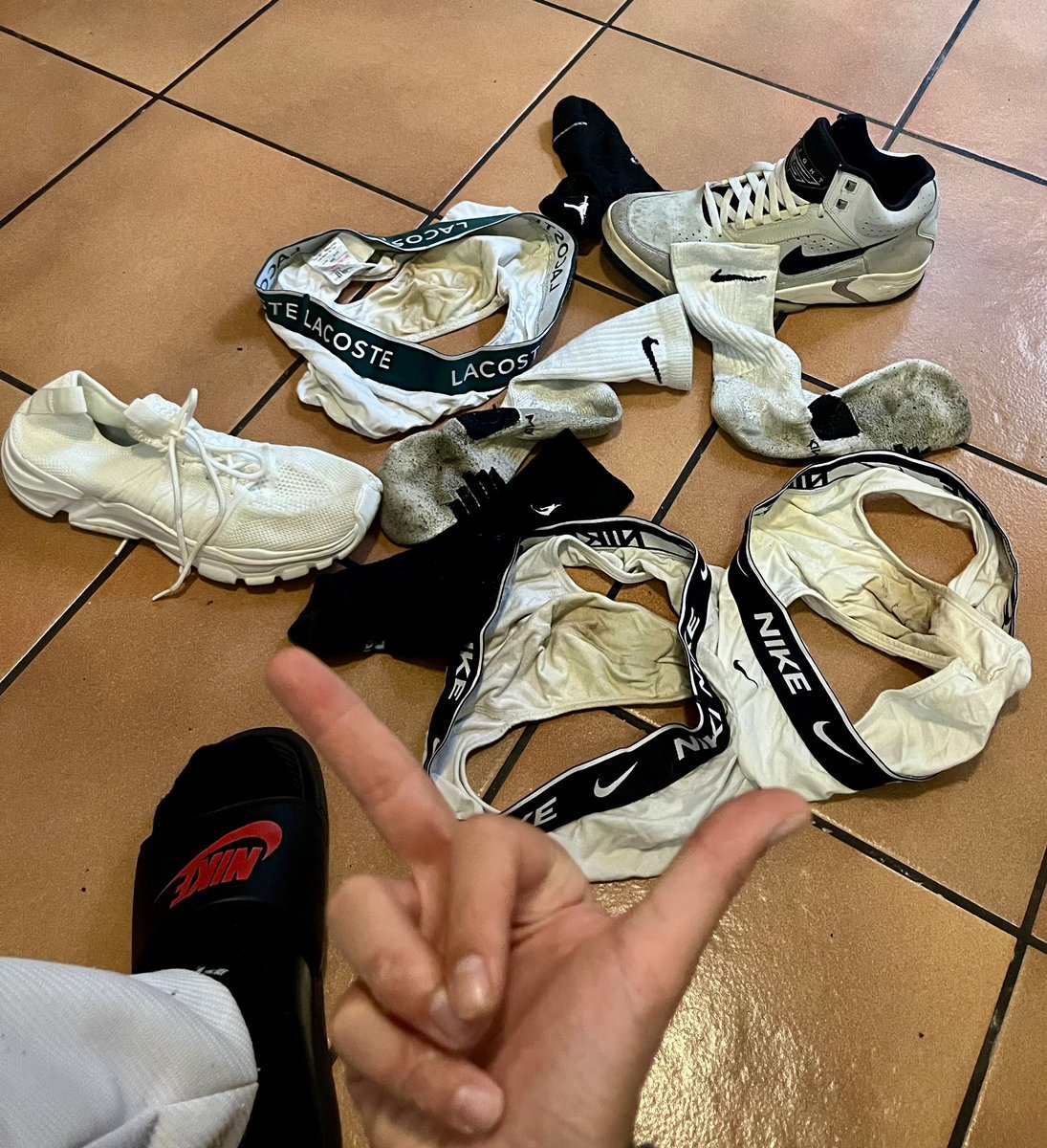 dirtyfeetprince's tweet photo. Tra piedi e palle non so cosa suda di più….🦶🍆😷
DM se vuoi annusare il mio intimo usato e sudato a casa tua…🧦📦mentre guardi i miei video😏 https://t.co/Z81b7hSfUP