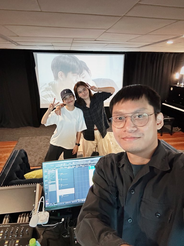 TheRealYossie's tweet photo. ปิดจ๊อบโดยพี่จ๊อบบบบบบ มิกซ์เสียงจบไปแล้ว เหลือประกอบร่างนิดหน่อย แล้วเจอกันวันอาทิตย์นี้นะคะ
ขอบคุณพี่จ๊อบ @JOBJOBz และ Banana Sound Studio ค่ะ

#MyMagicProphecy https://t.co/MxrmXGKwCR