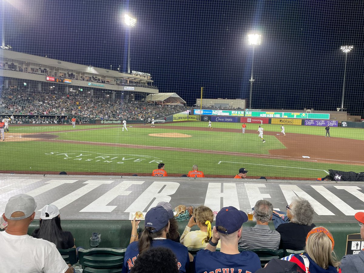 heyyyscott's tweet photo. I’m only giving up because the players and coaches have given up. Only Altuve and Correa cared last night. Trainers, coaches, players were cracking jokes and smiling. I SHOULD NOT CARE MORE THAN THE (majority of) PLAYERS AND COACHES. This picture tells you all you need to know. https://t.co/lKgRl9n03B
