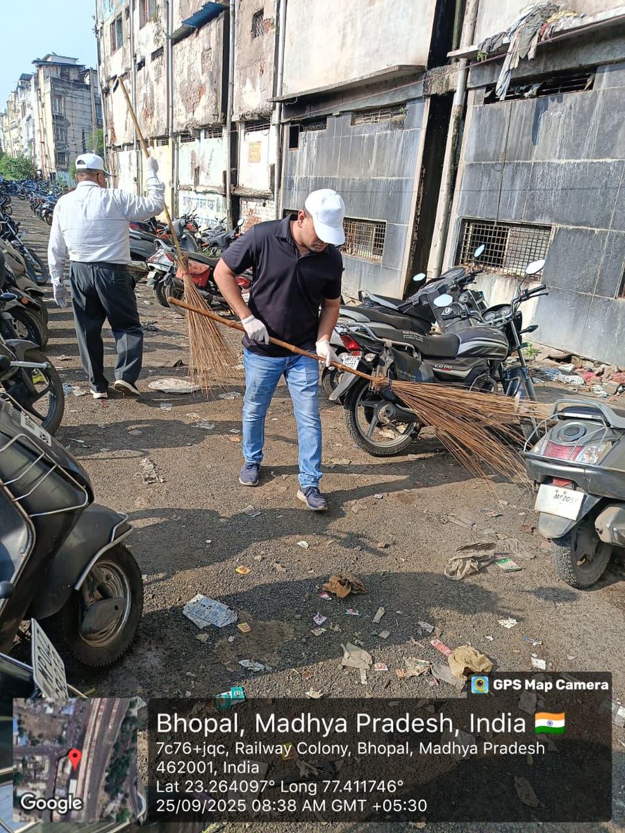 #श्रमदान #एकदिन_एकघंटा_एकसाथ  #स्वच्छता_ही_सेवा_अभियान_2025 के अंतर्गत (17 सितंबर से 2 अक्टूबर)  #SwachhataHiSeva2025  स्वच्छता ही सेवा अभियान के तहत श्रमदान ,वरिष्ठ मंडल वाणिज्य प्रबंधक भोपाल द्वारा भोपाल स्टेशन पर आयोजित वृहद् श्रमदान अभियान में सहभागिता |
