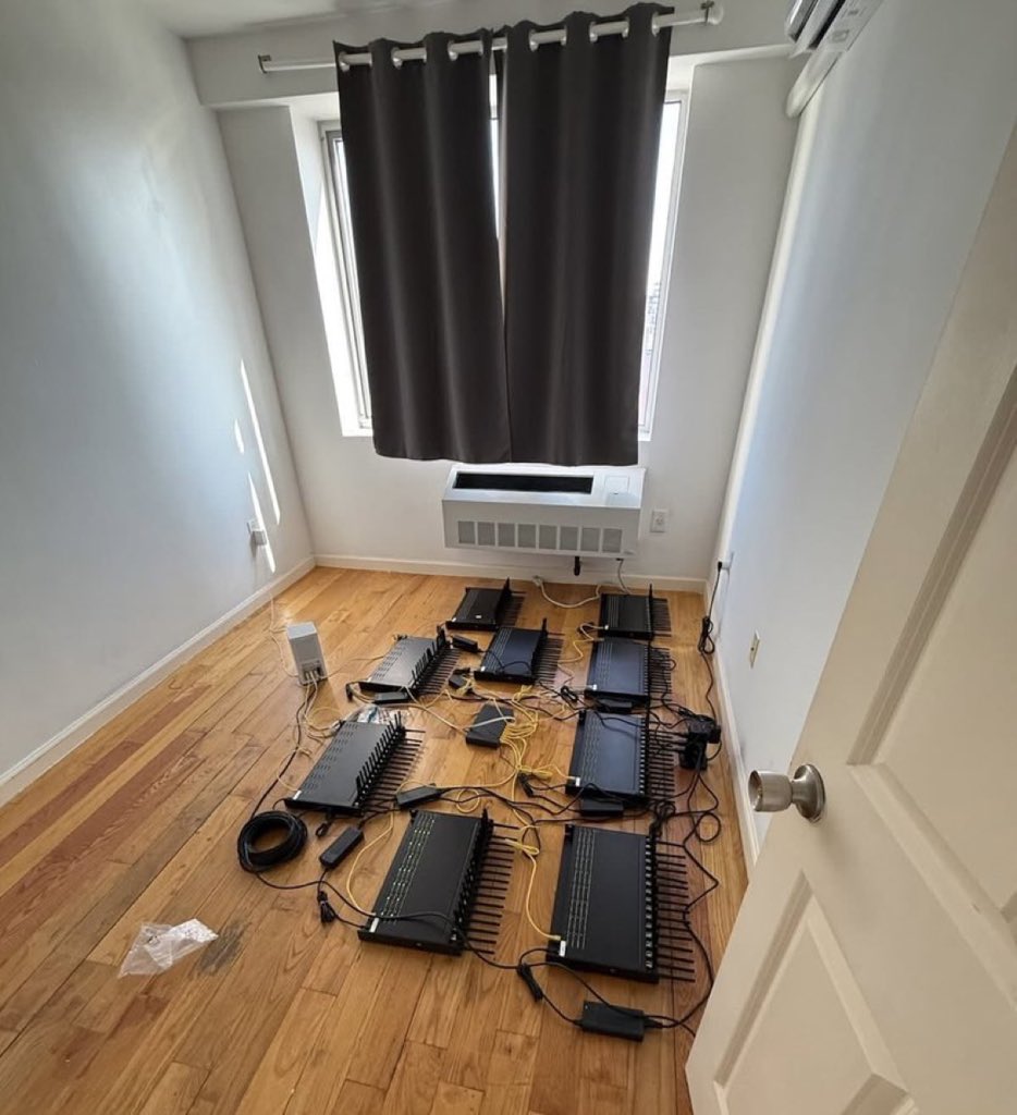 mRr3b00t tweet media