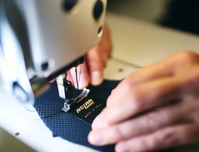 🇮🇹🤌🏻 El guardián de la italianidad de los cascos Nolan.

Desde su sede en Bérgamo, Nolan produce cada año más de 320.000 cascos. El 70% de sus proveedores son italianos y su CEO defiende con pasión un modelo único en el sector: crecer sin deslocalizar, apostando por el orgullo y