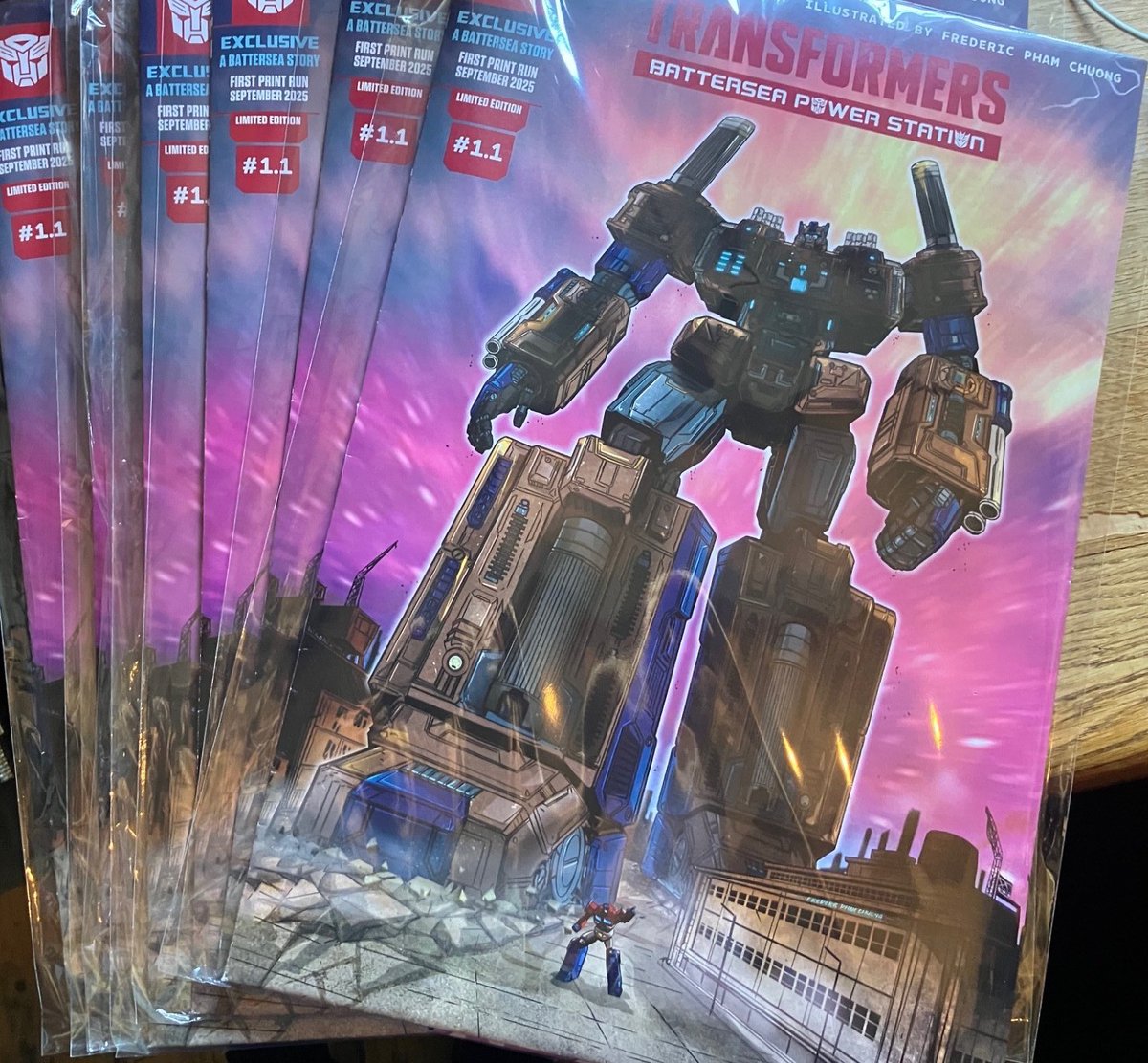SimonFurman3's tweet image. Among the signed/exclusive merch I'm bringing to @NORCON_ this weekend will be a very limited number of the Battersea Power Station fold-out comic posters, introducing the newest Titan on the block! Swing by my table (D15) and nab one!
#Transformers
nor-con.co.uk