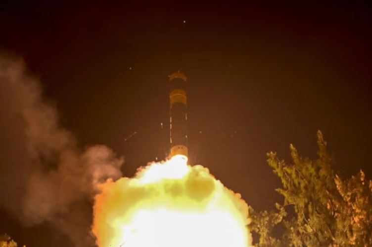DefenseMirror's tweet image. India Tests Intermediate-Range Agni-Prime Missile from Rail-Based Launcher::

defensemirror.com/news/40286/Ind…

#AgniP #AgniPrime #IndiaMissileTest #RailBasedLauncher #StrategicDeterrence #DRDO #IndianArmedForces #DefenceTechnology #MissileLaunch #IntermediateRangeMissile
