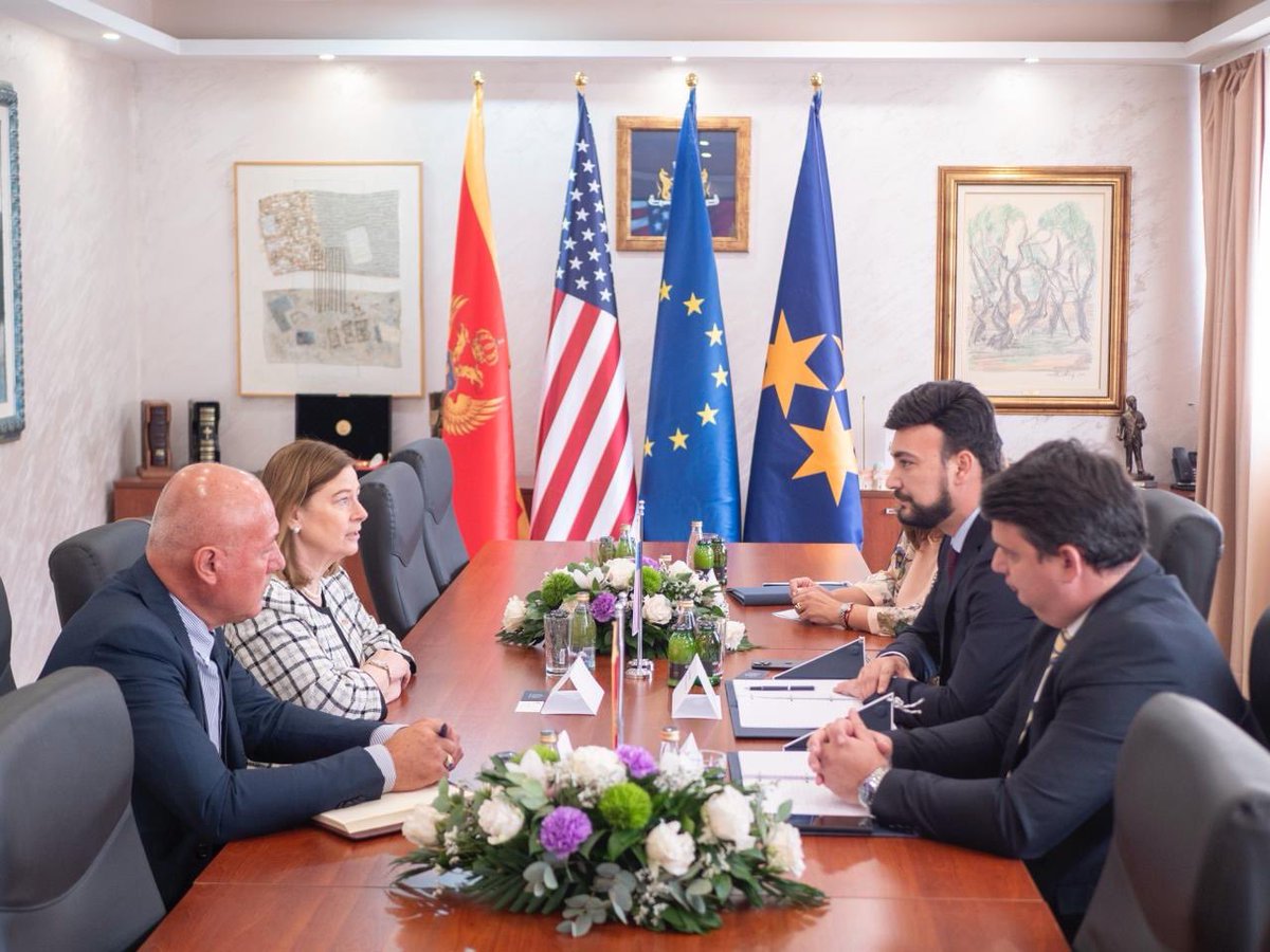 mayorbudva's tweet image. Nj.E. ambasadorka Sjedinjenih Američkih Država u Crnoj Gori Džudi Rajzing Rajnke (Judy Rising Reinke) boravila je 24. septembra u zvaničnoj posjeti Opštini Budva, zajedno sa gospodinom Zlatkom Ivanovićem, savjetnikom za politička pitanja u Ambasadi SAD.
 
Zvaničnom sastanku u…