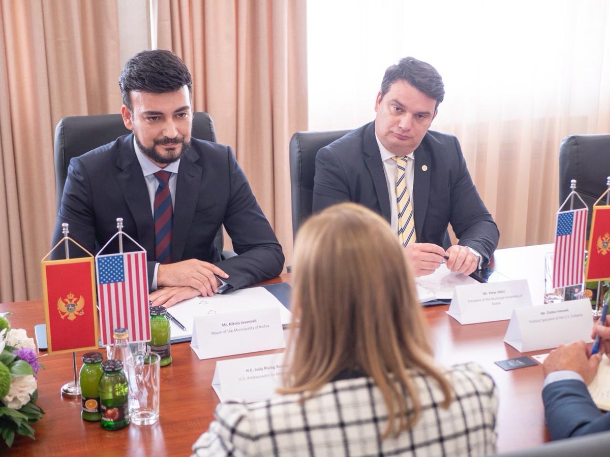 mayorbudva's tweet image. Nj.E. ambasadorka Sjedinjenih Američkih Država u Crnoj Gori Džudi Rajzing Rajnke (Judy Rising Reinke) boravila je 24. septembra u zvaničnoj posjeti Opštini Budva, zajedno sa gospodinom Zlatkom Ivanovićem, savjetnikom za politička pitanja u Ambasadi SAD.
 
Zvaničnom sastanku u…