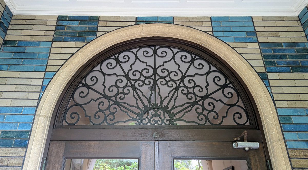 askaterrace's tweet image. 文学館のエントランスがあまりに素敵でした。植物の弦のようなアイアンワークが施された半円窓、ブルーとベージュのタイルの組み合わせが印象的な壁面、そして照明のデザインがアールデコ風。まさに琴線に触れる意匠です。
（1/2）

#神戸女学院　#ヴォーリズ
#近代建築