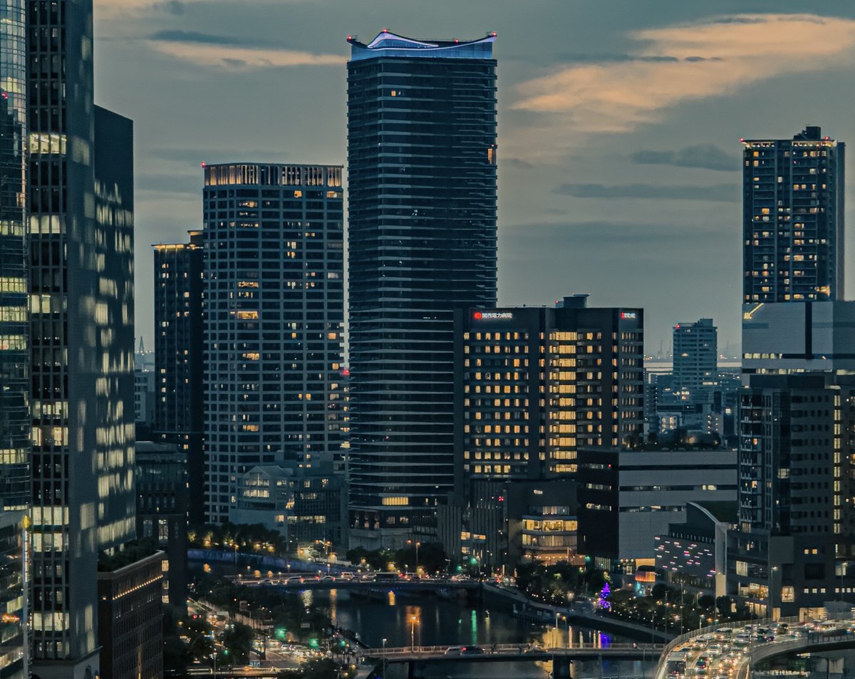 h7piE56gk5ZoyVI's tweet image. シエリアタワー中之島ですが、3パターンのライトアップを確認✨