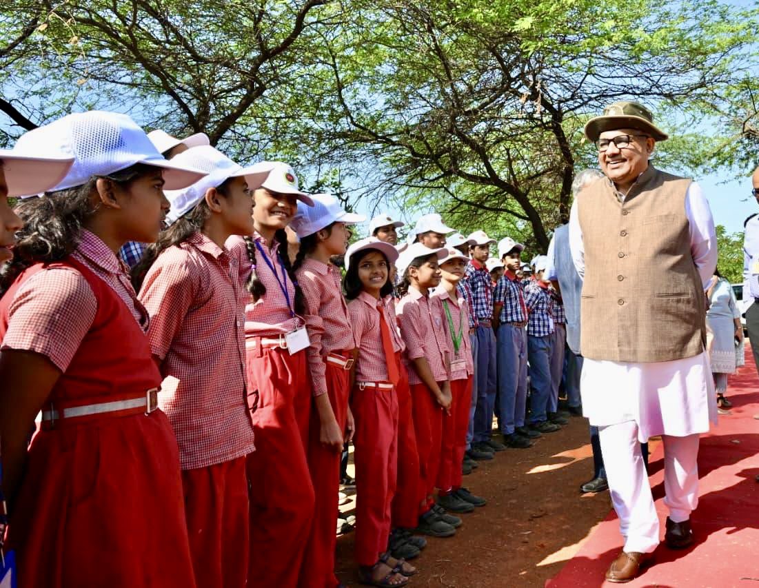 moefcc's tweet image. HMEFCC Shri @byadavbjp planted a sapling at Asola Bhatti Wildlife Sanctuary as part of the ‘Sewa Parv’ under the national campaign #EkPedMaaKeNaam.

He interacted with school children &amp;amp; members of the Eco Task Force, encouraging them to nurture nature &amp;amp; make environmental…