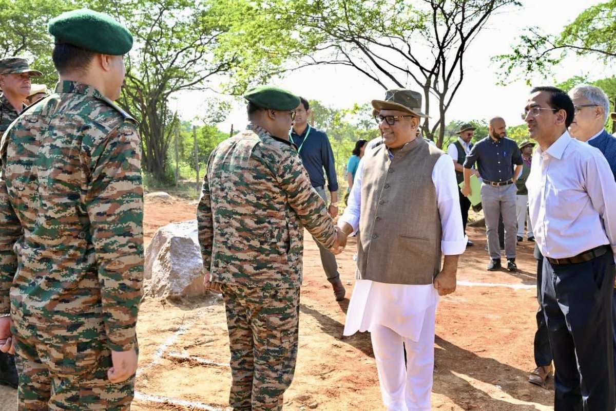 moefcc's tweet image. HMEFCC Shri @byadavbjp planted a sapling at Asola Bhatti Wildlife Sanctuary as part of the ‘Sewa Parv’ under the national campaign #EkPedMaaKeNaam.

He interacted with school children &amp;amp; members of the Eco Task Force, encouraging them to nurture nature &amp;amp; make environmental…