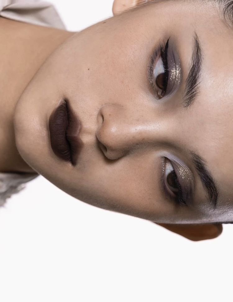 쿄떤여자가 일으킨 블랙립

블랙립 붐은 온다🖤