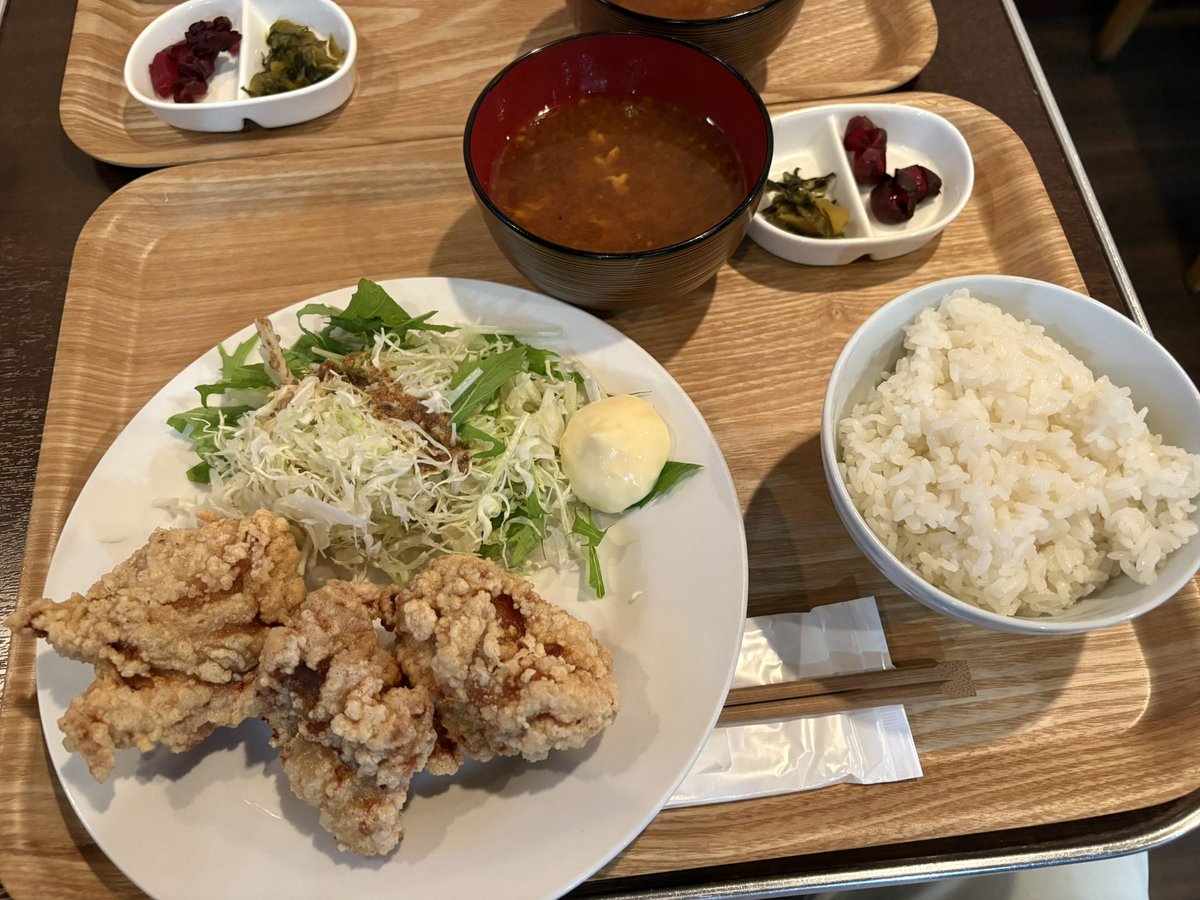 昨日今日と会社の近くの
居酒屋さんがランチやってるので
二日間行ってみた
安くて美味しかった😋
大きめ唐揚げ3個で
780円👍