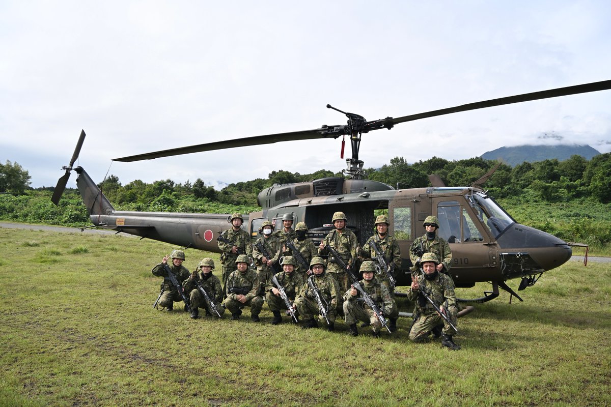 3log_senzo's tweet image. 令和７年度米豪軍との実動訓練（オリエントシールド２５）において、共同兵站訓練終了後、記念撮影を実施しました。
#第３後方支援連隊 #OS #OS25 #共同訓練 #日米豪 #兵站 #空中輸送 #airtransport