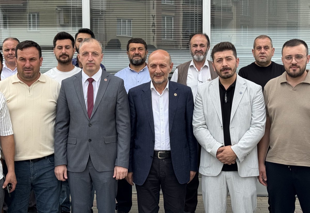 Gemlik İlçe Başkanımız Cihangir Dinç ve yönetim kurulu üyelerimizle birlikte Liman-İş Sendikasını ziyaret ettik.

Liman işçilerimizin yaşadığı sorunları bir kez daha yerinde dinledik. Ne yazık ki; haksız yere Kod 46 ile işten çıkarılan emekçilerimiz var. Sendikal haklar