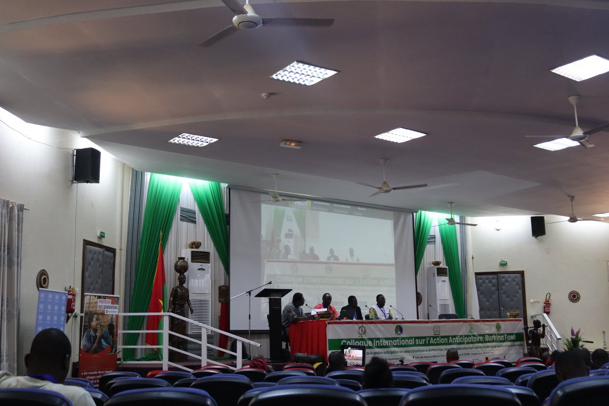 SaveChildrenBF's tweet image. Burkina Faso : 2ᵉ jour du #ColloqueActionAnticipatoire ➡️ focus sur les inondations, menace croissante pour les communautés.
Science + savoirs locaux = clés pour anticiper &amp;amp; sauver des vies.
Avec @SaveChildrenBF et les acteurs humanitaires, cap sur la résilience !
#Climat