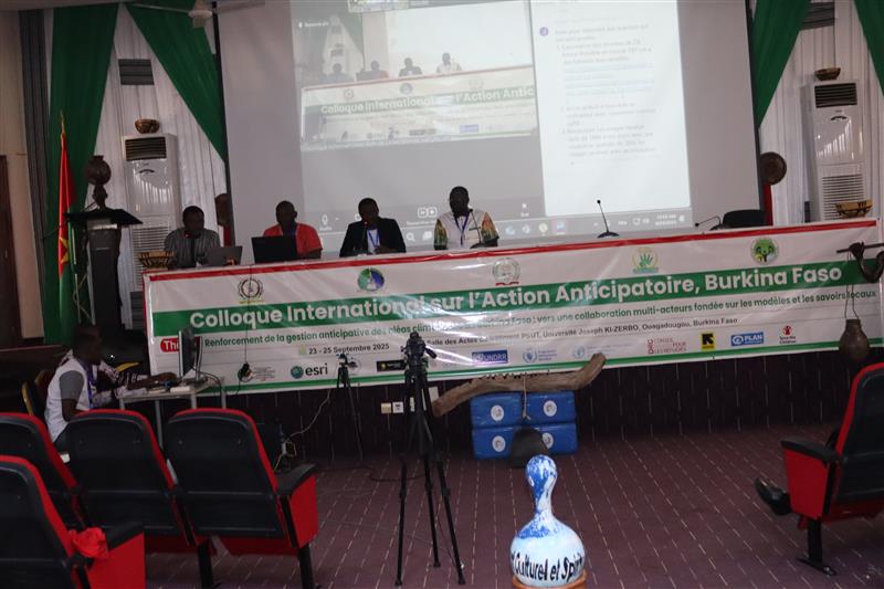 SaveChildrenBF's tweet image. Burkina Faso : 2ᵉ jour du #ColloqueActionAnticipatoire ➡️ focus sur les inondations, menace croissante pour les communautés.
Science + savoirs locaux = clés pour anticiper &amp;amp; sauver des vies.
Avec @SaveChildrenBF et les acteurs humanitaires, cap sur la résilience !
#Climat