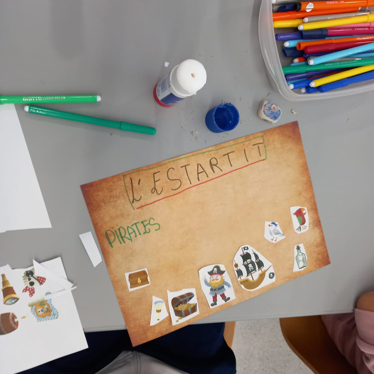 Els més menuts 🧒👧 ja han fet la prèvia de Pirates i Corsaris 🏴‍☠️🦜 amb un magnífic taller de manualitats pirates a la Biblitoeca Mar de Llibres. 
👉El taller es va fer dimecres i ahir dijous i és l'avantsala d'un cap de setmana carregat d'activitats familiars

#piratesestartit