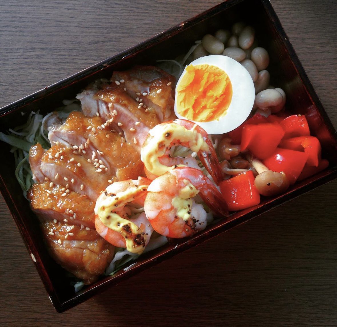 10年前の通勤弁当
SNSに載せるためもあってやってたけど、木材のお弁当箱なんてレンジ使えないしほんと映えのためにやってたな
この時は朝からよくやってた
今さら弁当作るなら入れ物はタッパーで十分だわ