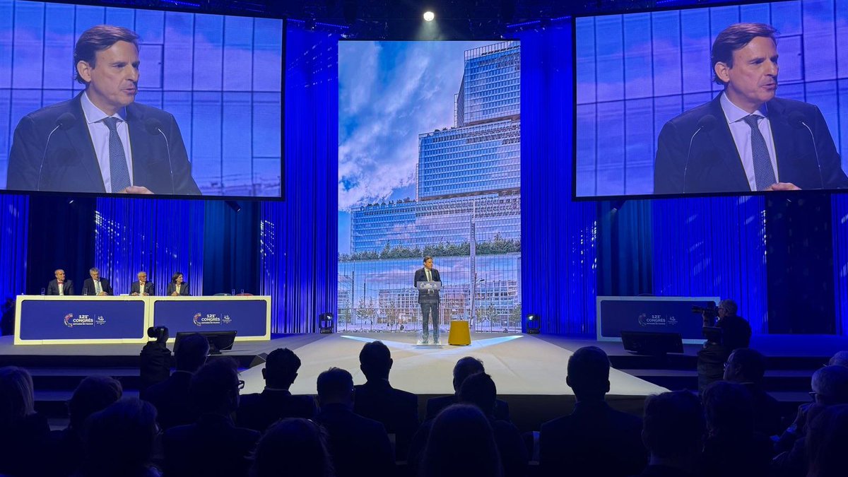 121e #CongresNotaires | Bertrand Savouré <a href="/President_CSN/">Bertrand Savouré</a> après un cycle de 10 ans de transformation de la profession, porte la voix de l'ambition du #notariat pour l'avenir autour de 3 axes : service, sécurité et investissement. #NotairesdeFrance