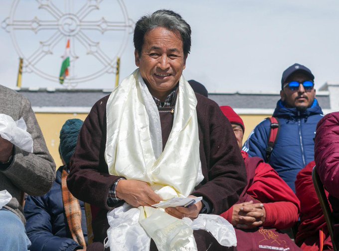 हमारी जमीन चीन को सौंपने वाले देशद्रोही हैं, 

या हमारी जमीन चीन को सौंपने का विरोध करने वाले देशद्रोही हैं?? 

सोनम वांगचुक