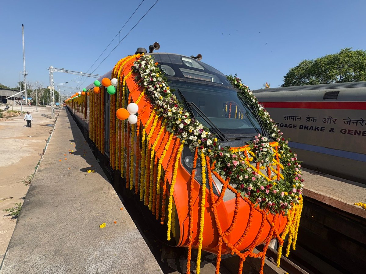 RailAnalysis's tweet image. #BakhtiyarpurTilaiya #railline #doubling approved with Rs. 2,192 crore; PM Modi #flagsoff new express trains in Rajasthan

Read more: railanalysis.in/rail-news/bakh…

#VandeBharat #Tracks #Trains #TransformingRajasthan #TransformingBihar #BikanerDelhiCantt #Indianrailway #Railanalysis