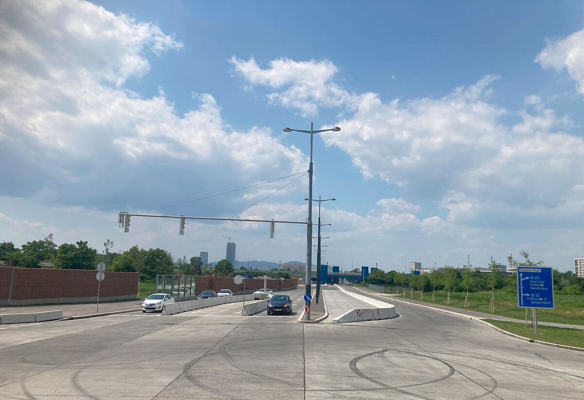 wwfaustria's tweet photo. Verkehrsminister Hanke will den Lobautunnel bauen - das ist ein milliardenschwerer Irrweg auf Kosten von Natur, Klima und der Gesundheit der Bevölkerung! Der Tunnel gefährdet nicht nur ein Naturparadies, er versiegelt bestes Ackerland und sabotiert das Erreichen der Klimaziele. https://t.co/OREVDG3aUG