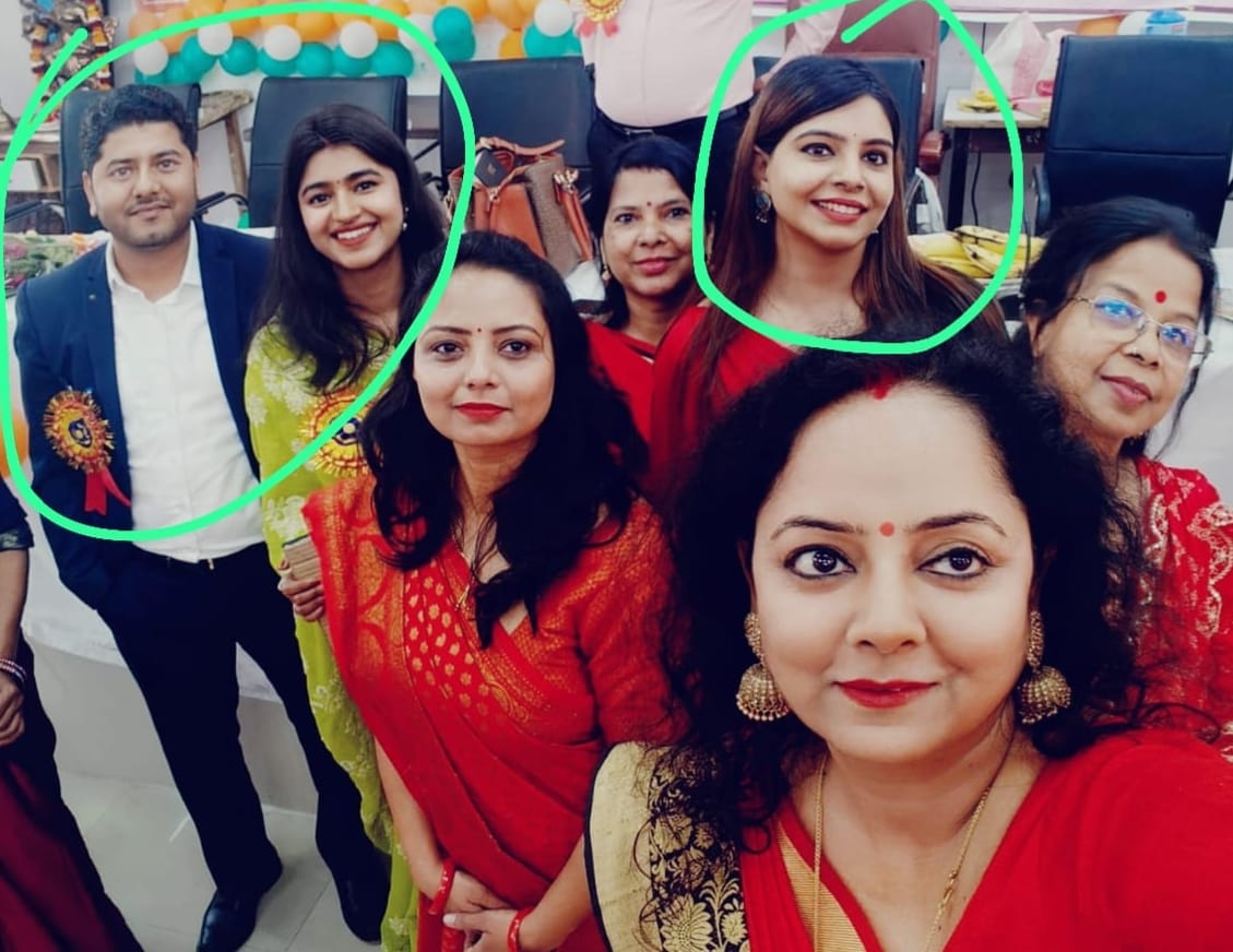 #सीतापुर जिला बेसिक शिक्षा अधिकारी बेल्ट कांड......

सीतापुर के विवादित बीएसए  का फोटो वायरल : 

बीएसए के साथ फोटो में दिख रही महिला शिक्षक पर ग्रामीणों ने लगाया आरोप, स्कूल में बहुत कम आती है शिक्षिका

अधिकारी जी पर आरोप है कि अनुपस्थित शिक्षिका का वेतन जारी करने के लिए बीएसए