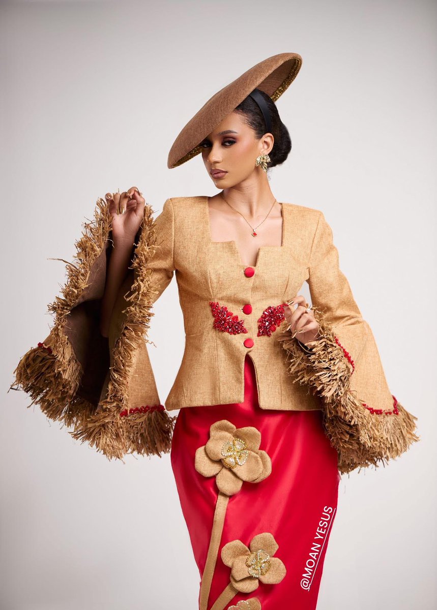 La nouvelle collection de Moan Yesus : AKUMA présente des matériaux traditionnels avec une touche de modernité. 
Voici le raphia dans toute sa splendeur ✨
Muse : Gabrielle ODIE
Styliste &amp; DA : <a href="/DjinAyissi/">Djin Ayissi</a> 

#MadeinCameroon #hautecouture #creationmoanyesus