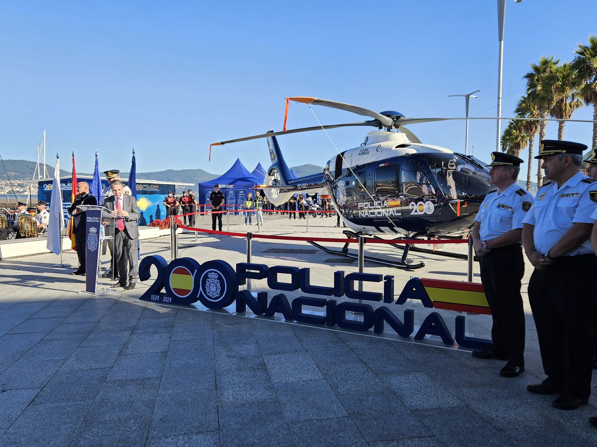 Policía Nacional (@policia) on Twitter photo “Cuando nos cruzamos con un <a href="/policia/">Policía Nacional</a> le sonreímos porque nos sentimos seguros. Y no hay nada más importante para un alcalde que la seguridad de sus familias y su gente”
Con estas palabras de Abel Caballero, alcalde de #Vigo, comienzan en la ciudad los actos del #DíaDeLaPolicía “Cuando nos cruzamos con un <a href="/policia/">Policía Nacional</a> le sonreímos porque nos sentimos seguros. Y no hay nada más importante para un alcalde que la seguridad de sus familias y su gente”
Con estas palabras de Abel Caballero, alcalde de #Vigo, comienzan en la ciudad los actos del #DíaDeLaPolicía