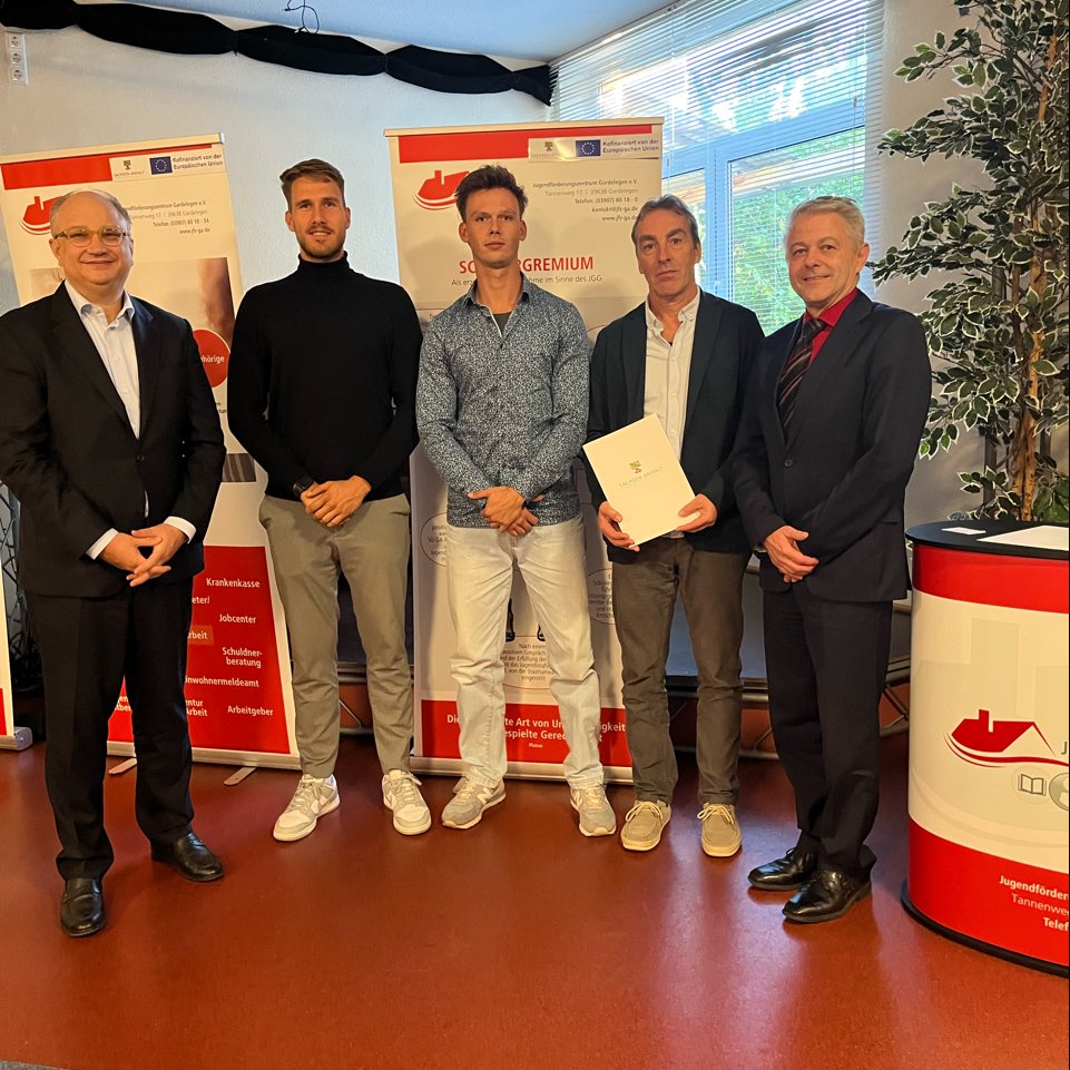 Justiz_LSA's tweet image. Auch der #Altmarkkreis Salzwedel hat zukünftig ein Schülergericht: @sachsenanhalt|s #Justiz|staatssekretär Steffen #Eckold  übergab gestern einen Förderbescheid an den Verein Jugendförderungszentrum Gardelegen. Viel Erfolg!
Alle Infos hier: lsaurl.de/ODvFPf