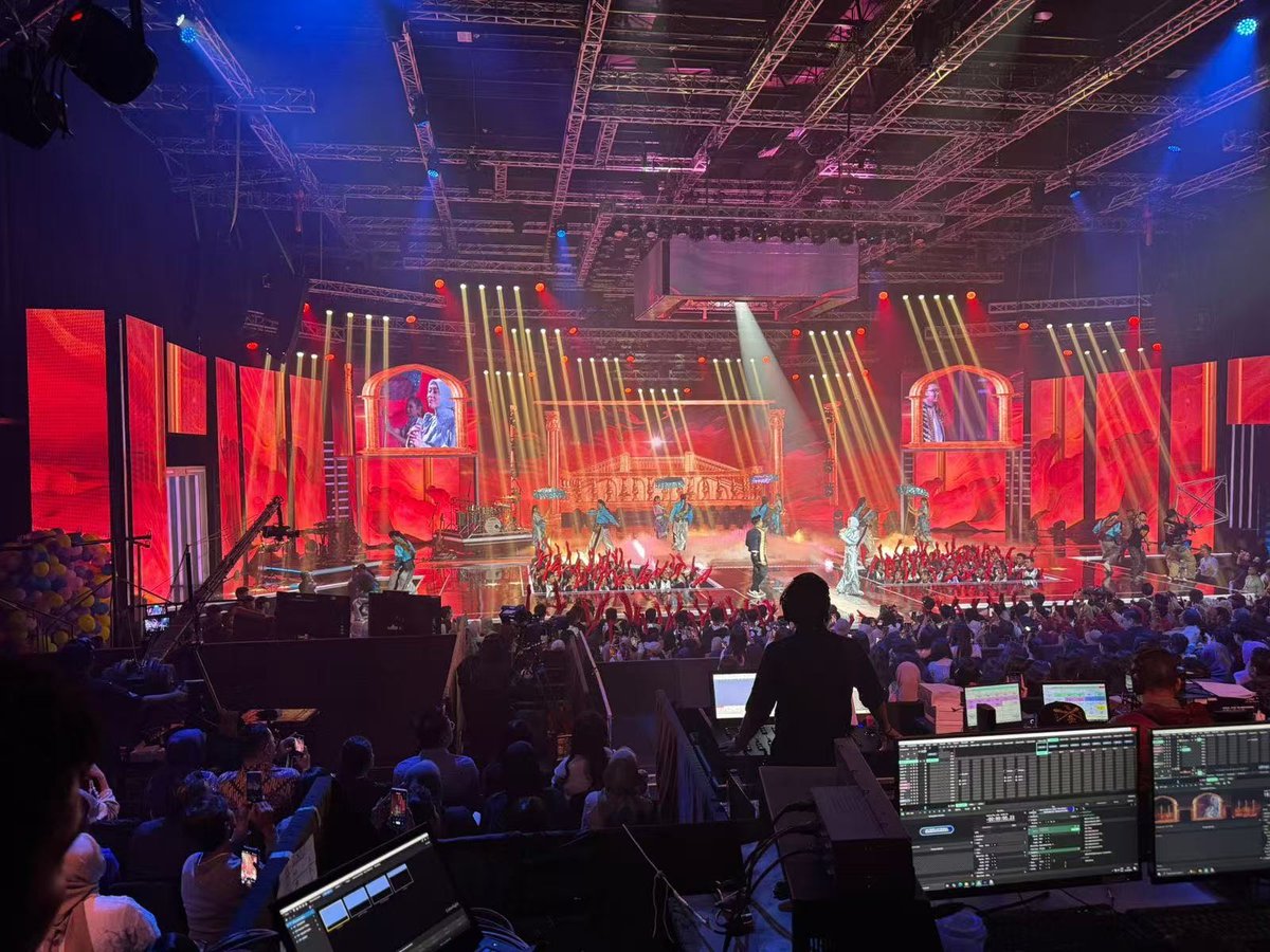 colorlightcloud's tweet image. During the anniversary recording of Indonesia&apos;s SCTV, the studio was equipped with a 223-square-meter #LEDscreen

The  X16 Pro video processor delivered exceptional processing performance and stable signal output, providing strong support throughout the recording. 

#Colorlight