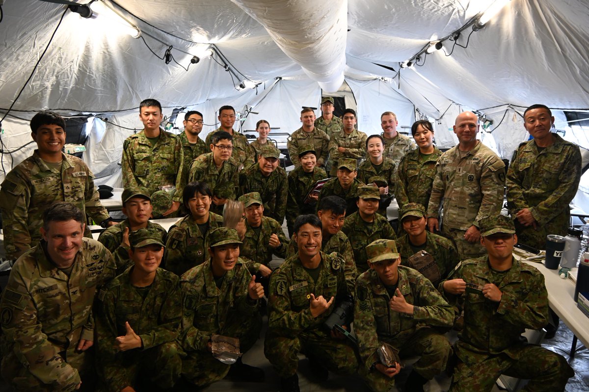 3log_senzo's tweet image. 令和７年度米豪軍との実動訓練（オリエントシールド２５）において、共同衛生訓練において、野戦病院（ロール３）の研修を行いました。米軍が使用する衛生器材を確認し、相互理解を深めることができました。
#第３後方支援連隊 #OS #OS25 #共同訓練 #日米豪 #衛生 #medical #fieldhospital