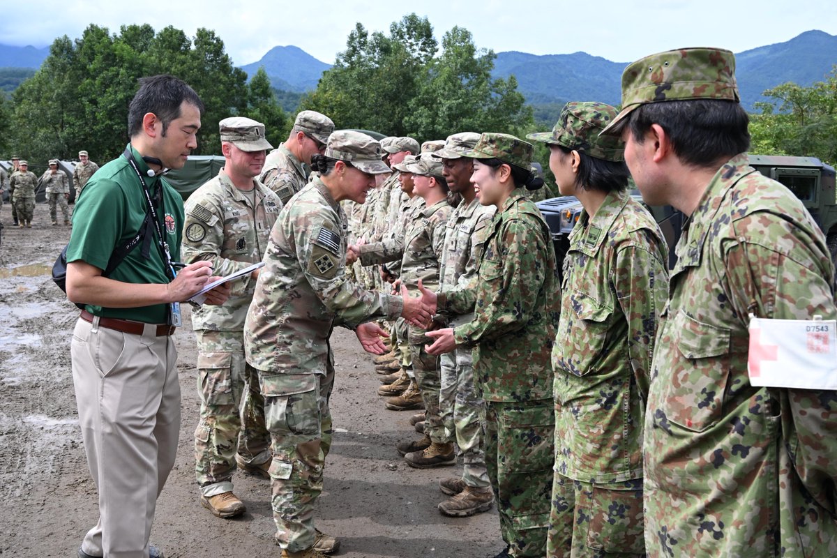 3log_senzo's tweet image. 令和７年度米豪軍との実動訓練（オリエントシールド２５）において、共同衛生訓練において、野戦病院（ロール３）の研修を行いました。米軍が使用する衛生器材を確認し、相互理解を深めることができました。
#第３後方支援連隊 #OS #OS25 #共同訓練 #日米豪 #衛生 #medical #fieldhospital