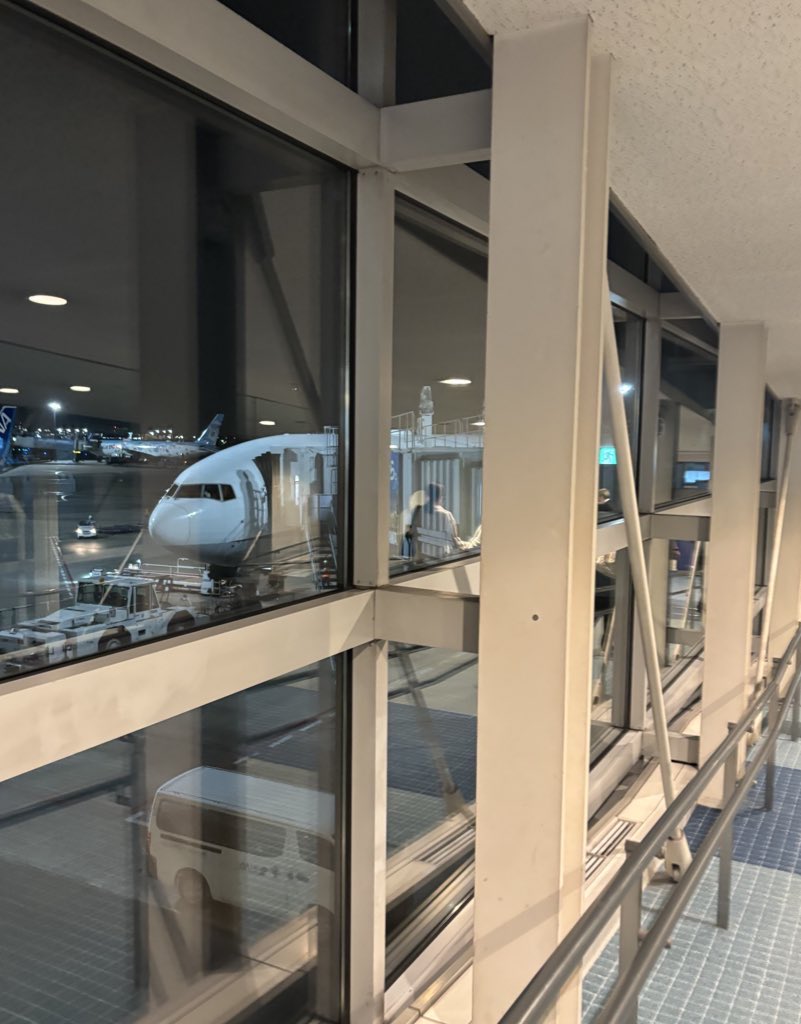 出張で飛行機使う時いつもJALだけど今日はANAにしてみた！

#ANA
#空旅にしかないハイな気分があるんだ
#TAGSEARCH
#西山智樹 #前田大輔