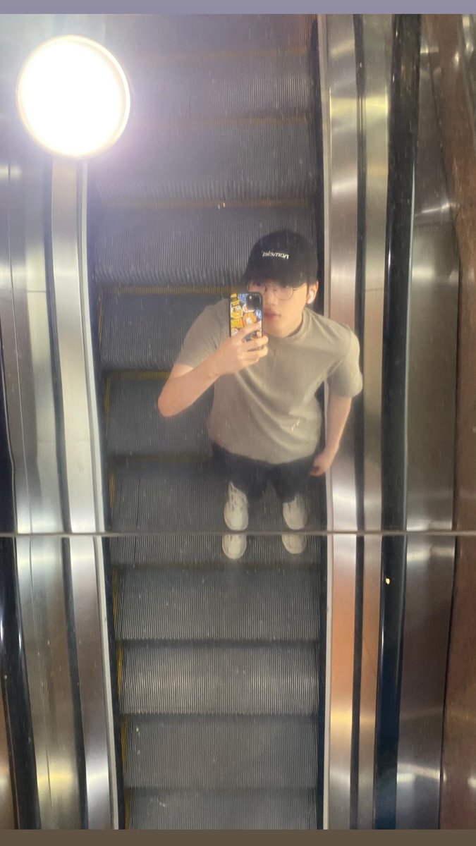 250925 Burdol Instagram #Burdol #버돌 #卢泰允 #노태윤

감다살 에스컬레이터 셀카📸