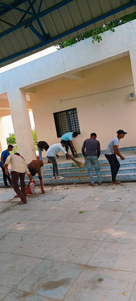 રાણપુર તાલુકાના ગામોમાં સ્વચ્છતા હી સેવા અંતર્ગત એક દિન એક ઘંટા સમૂહ શ્રમદાન હાથ ધરવામાં આવ્યું.
<a href="/Collectorbotad/">Collector & DM Botad</a> <a href="/DDOBOTAD/">District Panchayat office Botad</a> <a href="/CMOGuj/">CMO Gujarat</a> 
<a href="/GujDCoffice/">Guj DCoffice</a>