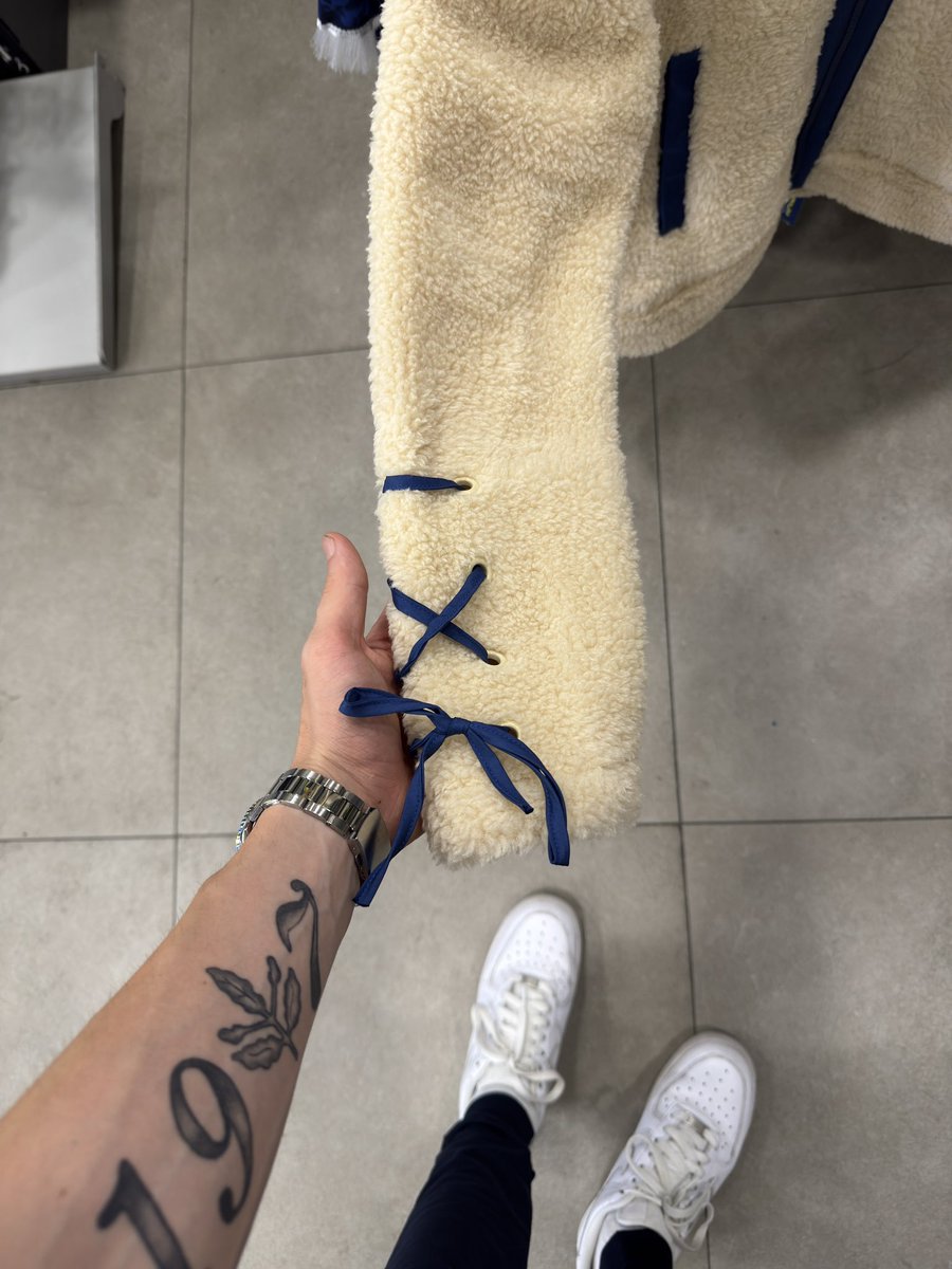 Fenerium'da satışa sunulan kadın kol detaylı kahve peluş ceket.